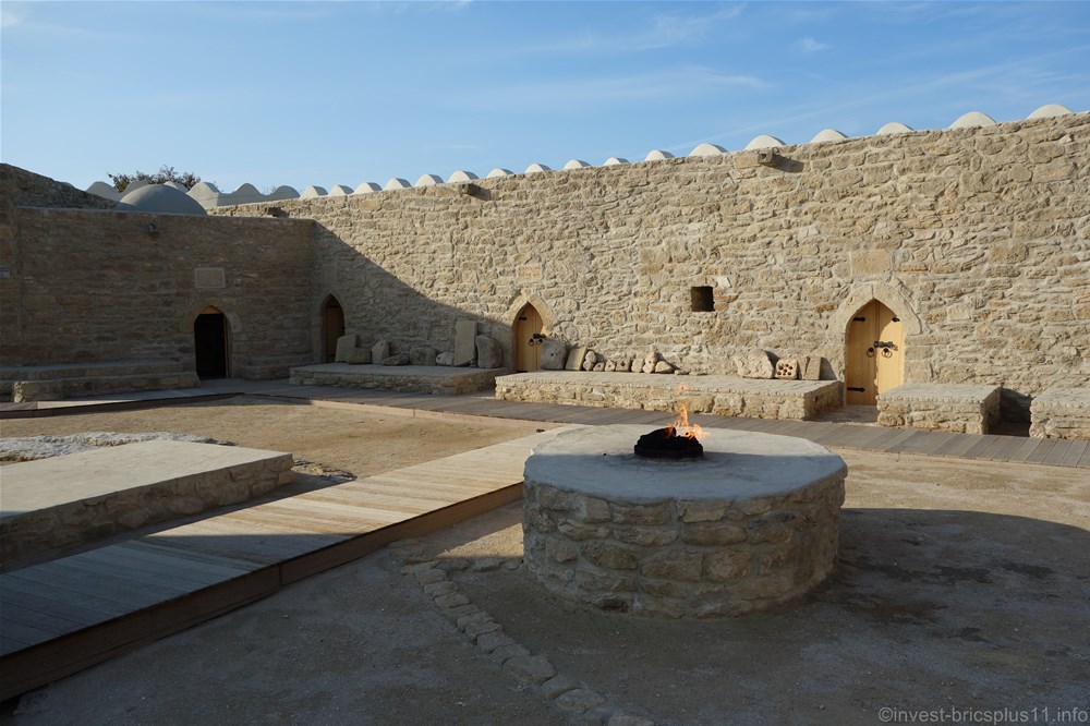 アゼルバイジャンの世界遺産アテシュギャーフ拝火教寺院(Atashgah Zoroastrian Fire Temple)