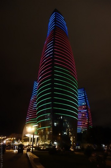 アゼルバイジャンの国旗でイルミネーションされたフレームタワーズ