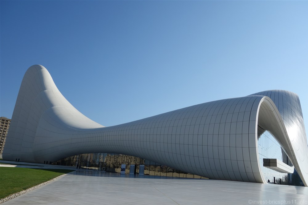 アゼルバイジャンのヘイダル・アリエフ・センター建物全体像