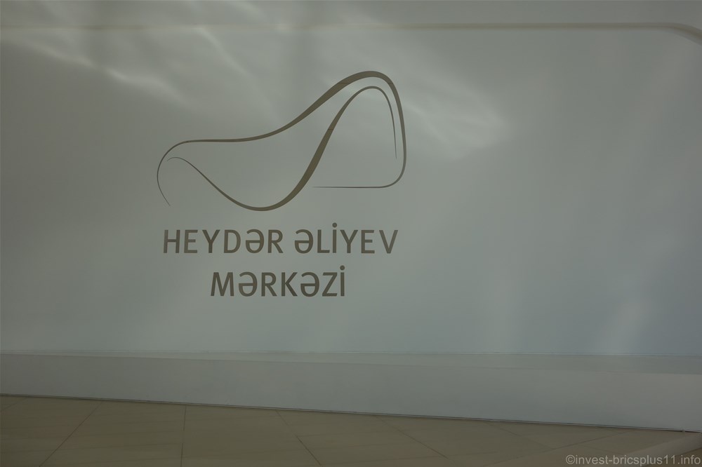 アゼルバイジャンのヘイダル・アリエフ・センター内のロゴ